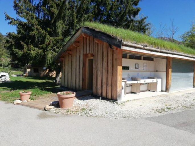 Domaine Les Géorennes, Haut-Jura Camping calme camping-domaine-les-georennes-nuit-insolite-hebergement-atypique-sejour-amoureux-romantique-vacances-haut-jura-champfromier-montagne-calme-detente-zen-nature