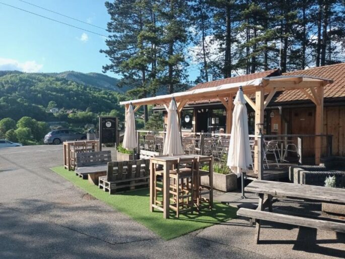 Domaine Les Géorennes, Haut-Jura Camping calme camping-domaine-les-georennes-nuit-insolite-hebergement-atypique-sejour-amoureux-romantique-vacances-haut-jura-champfromier-montagne-calme-detente-zen-nature(1)