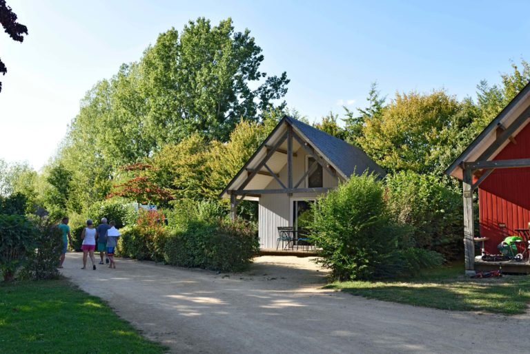 Chalets du Camping des Rivières au bord de la Mayenne location-chalet-hebergement-emplacements-ombrages-camping-des-rivieres-daon-mayenne-pays-de-la-loire
