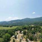 Domaine Les Géorennes, Haut-Jura Camping calme et nature Camping Domaine-les-georennes-nuit-insolite-hebergement-atypique-sejour-amoureux-romantique-vacances-haut-jura-champfromier-montagne-calme-detente-zen-nature
