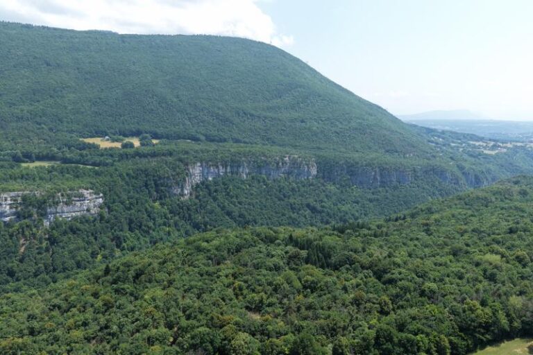 Domaine Les Géorennes, Haut-Jura Camping calme camping-domaine-les-georennes-nuit-insolite-hebergement-atypique-sejour-amoureux-romantique-vacances-haut-jura-champfromier-montagne-calme-detente-zen-nature