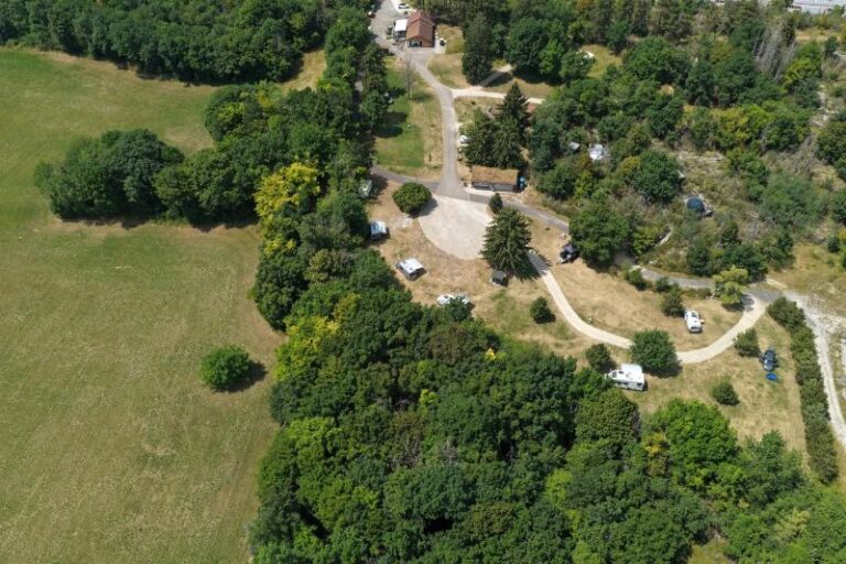 Domaine Les Géorennes, Haut-Jura Camping calme camping-domaine-les-georennes-nuit-insolite-hebergement-atypique-sejour-amoureux-romantique-vacances-haut-jura-champfromier-montagne-calme-detente-zen-nature