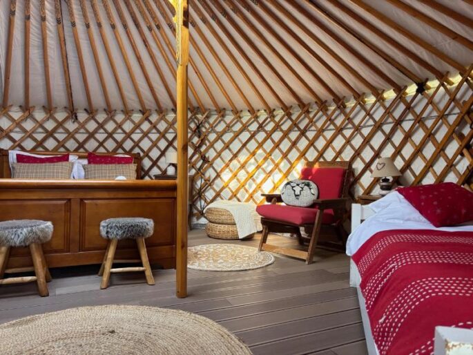 Nuit dans le Haut-Jura Yourte traditionnelle mongole location-yourte-traditionnelle-domaine-les-georennes-nuit-insolite-hebergement-atypique-sejour-amoureux-romantique-vacances-haut-jura-champfromier-montagne-calme-detente-zen-nature