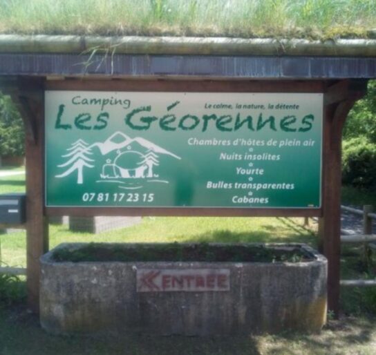 Domaine Les Géorennes, Haut-Jura Camping calme camping-domaine-les-georennes-nuit-insolite-hebergement-atypique-sejour-amoureux-romantique-vacances-haut-jura-champfromier-montagne-calme-detente-zen-nature