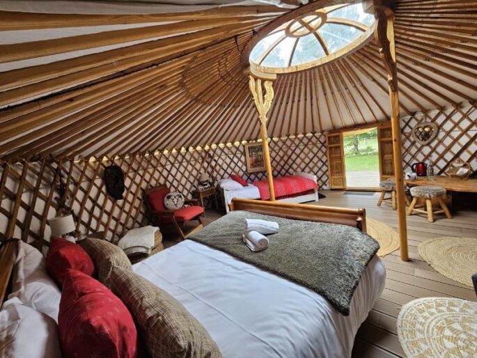 Nuit dans le Haut-Jura Yourte traditionnelle mongole location-yourte-traditionnelle-domaine-les-georennes-nuit-insolite-hebergement-atypique-sejour-amoureux-romantique-vacances-haut-jura-champfromier-montagne-calme-detente-zen-nature