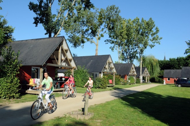 Chalets du Camping des Rivières au bord de la Mayenne location-chalet-hebergement-emplacements-ombrages-camping-des-rivieres-daon-mayenne-pays-de-la-loire