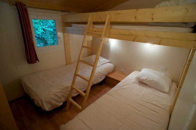 Les chalets Camping *** de la Forêt Jura-Doubs chalets-famille-locations-vacances-montagne-camping-de-la-foret-jura-doubs-levier