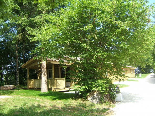 Les chalets Camping *** de la Forêt Jura-Doubs chalets-famille-locations-vacances-montagne-camping-de-la-foret-jura-doubs-levier
