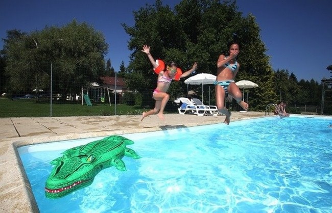 Les Tentes au Camping *** de la Forêt Jura-Doubs tentes-famille-locations-vacances-montagne-camping-de-la-foret-jura-doubs-levier