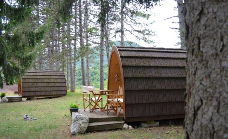 Séjour insolite en Pod Parc Régional du Haut-Jura location-pod-domaine-les-georennes-nuit-insolite-hebergement-atypique-sejour-amoureux-romantique-vacances-haut-jura-champfromier-montagne-calme-detente-zen-nature