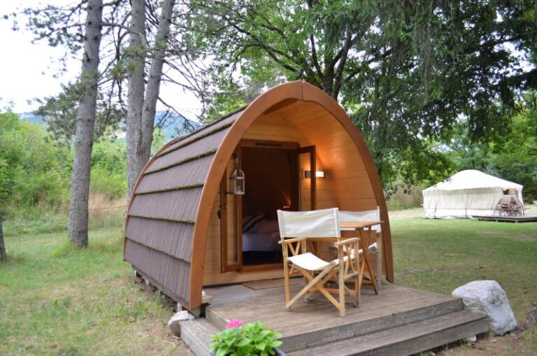 Séjour insolite en Pod Parc Régional du Haut-Jura location-pod-domaine-les-georennes-nuit-insolite-hebergement-atypique-sejour-amoureux-romantique-vacances-haut-jura-champfromier-montagne-calme-detente-zen-nature