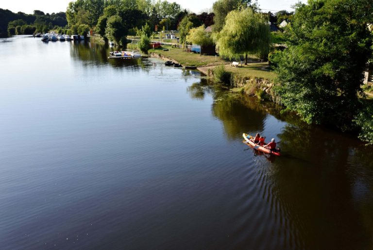 Chalets du Camping des Rivières au bord de la Mayenne location-chalet-hebergement-emplacements-ombrages-camping-des-rivieres-daon-mayenne-pays-de-la-loire