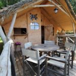 Location Camping'Hutte, Domaine des Ormes, séjour en Bretagne location-sweet-home-weekend-insolite-sejour-amoureux-vacances-famille-nuit-cabane-amis-cottage-mobilhome-gite-hotel-loisirs-detente-golf-centre-equestre-equitation-cheval-ormes-domaine-resort