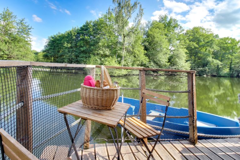 Hébergement insolite en cabane flottante au Domaine des Vaulx   hebergement-insolite-sejour-atypique-we-weekend-domaine-des-vaulx-dans-une-cabane-flottante-la-baconniere-mayenne-pays-de-la-loire