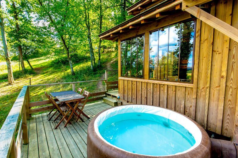 s-jour-romantique-en-cabane-jacuzzi-cabane-perch-e-avec-jacuzzi