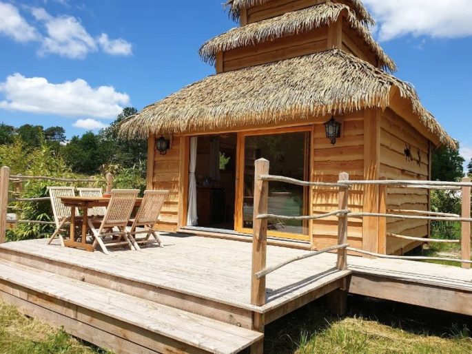 Cabane indonésienne avec spa au Domaine EcÔtelia
