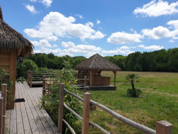Cabane indonésienne avec spa au Domaine EcÔtelia