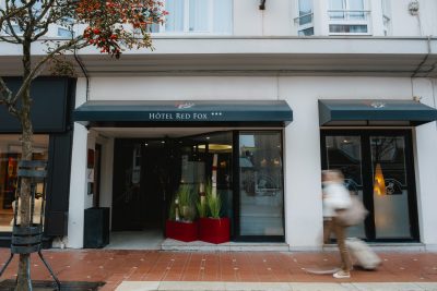 Façade extérieure de l'Hôtel Red Fox Le Touquet en hypercentre